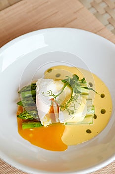 Poached egg with hollandaise sauce and asparagus