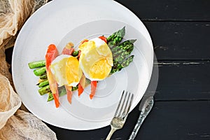 Poached egg with hollandaise sauce over asparagus