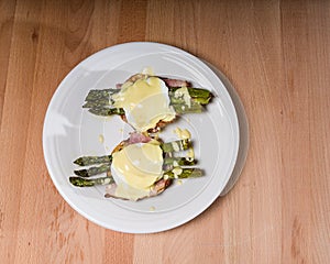 Poached egg sandwhich with asparagus