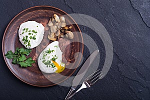 Poached eggs with parsley and mushrooms