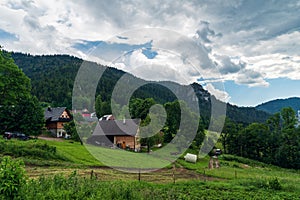 Vesnička Podrozsutec pod vrchem Malý Rozsutec v pohoří Malá Fatra na Slovensku