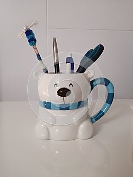 Polar bear cup with stationaries