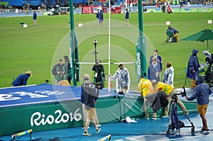 Pole vault crossbar positioning apparatus to raise cross bar