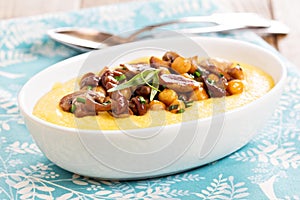 Polenta with spicy muchrooms and chickpeas