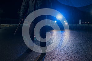 Policía hombre a amigo a película sonora en la mano seguimiento a patrulla auto sirenas a azul las luces sobre el toque de queda en 
