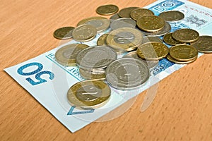 Lesk peniaze zlotý bankovky a mince 