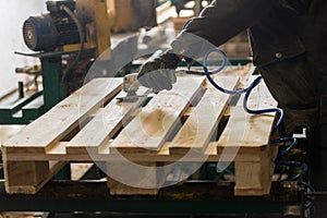 Polishing of a wooden pallet