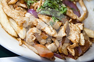 Pollo saltado