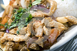 Pollo saltado