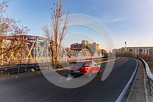 Polluting when crossing next to the Puente de Hierro Azul in Zaragoza at dawn..Contaminando al cruzar al lado del Puente de Hierro