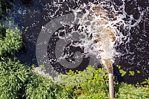 Contaminación entra un rio. sucio Agua fluye tubo un rio 