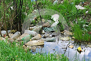 Ecologico inquinamento. plastica sciupare acqua 