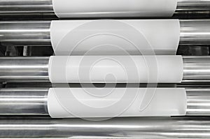 Polygraphic printing process and white paper and rollers