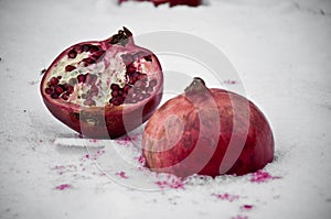 Granátové jablko v sneh 
