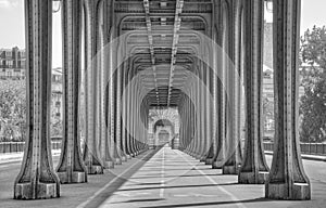 Pont Bir Hakeim in Paris