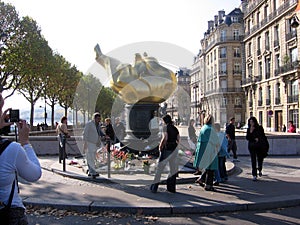 The Pont de l`Alma is one of the highlights of Paris, built by Napoleon III, gave the name of his first military victory.