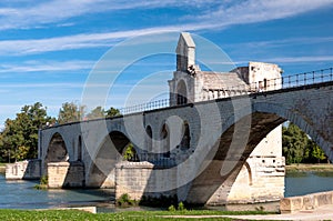 Pont du Avignon side view