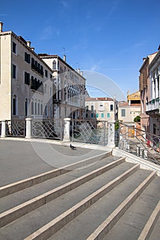 Sul piccolo veneziano canale 
