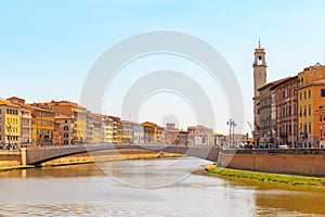 Sul un fiume paesaggio urbano 