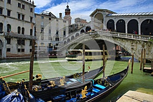 Ponte di Rialto, Venize, Italy photo