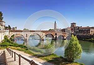 È un romano arco Attraverso un fiume Italiano la città da 