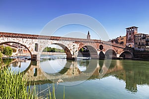 È un romano arco Attraverso un fiume Italiano la città da 