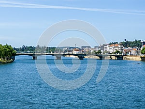 ponte rodoviÃ¡ria de santa Clara vista de cima.  Rio Mondego em Coimbra.