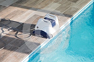 Pool cleaner robot for cleaning swimming pool