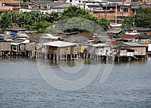 Malo casas construido afuera a través de Agua 