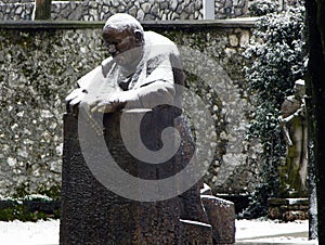 El Papa tipos en iglesia de bendecido virgen sobre el 