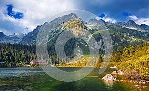 Popradské jezero, velmi oblíbená destinace v národním parku Vysoké Tatry, Slovensko