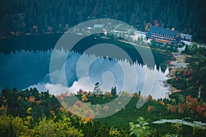 Popradské jezero ve vysokých Tatrách na slovensku. Podzimní scenérie