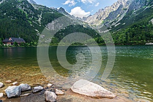 Popradské pleso s vrcholy ve Vysokých Tatrách na Slovensku