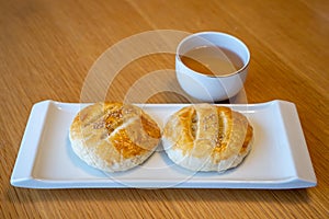 Popular Chinese Traditional Pastry Sweetheart Cake or Wife Cake