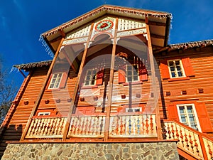 Oblíbené lyžařské středisko v Tatranské Lomnici, Vysoké Tatry v zimě