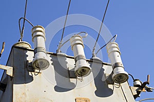 Porcelain insulators to phase step-down transformer