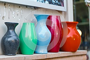 Porcelain vases as decoÐº on street shop