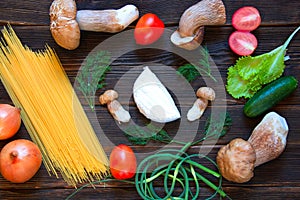 Porcini, spaghetti, arrows of garlic, tomatoes, parsley, lettuce