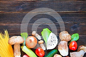 Porcini, spaghetti, arrows of garlic, tomatoes, parsley, lettuce