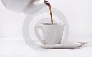 Mirando café en taza 