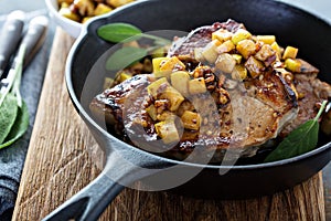 Pork chops with apples and walnuts