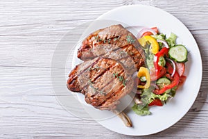 Cerdo a la parrilla fresco verdura ensalada 