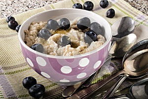 Porridge made with honey and blueberries
