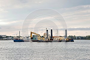 The port channel riverbed cleaning work.