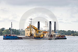 The port channel riverbed cleaning work.