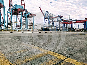 Port crane for containers
