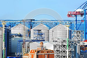 Port grain silo