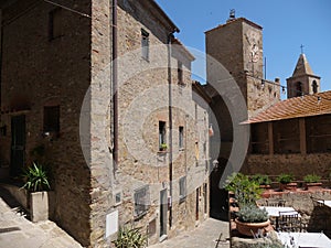 Porta di Santa Maria del Giglio in Castiglione della Pescaia.