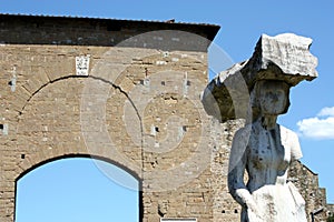 Porta Romana e statua a Firenze