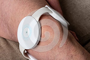 Portable and easy to use physiotherapy device for the magnetic therapy at home. Electrotherapy for pain in the knee area in women